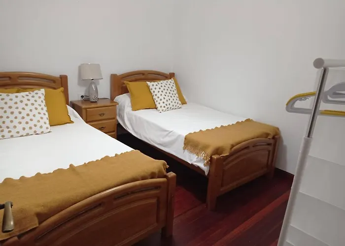Vivienda Amplia Y Luminosa A Escasos Metros De La Playa De Cangas.