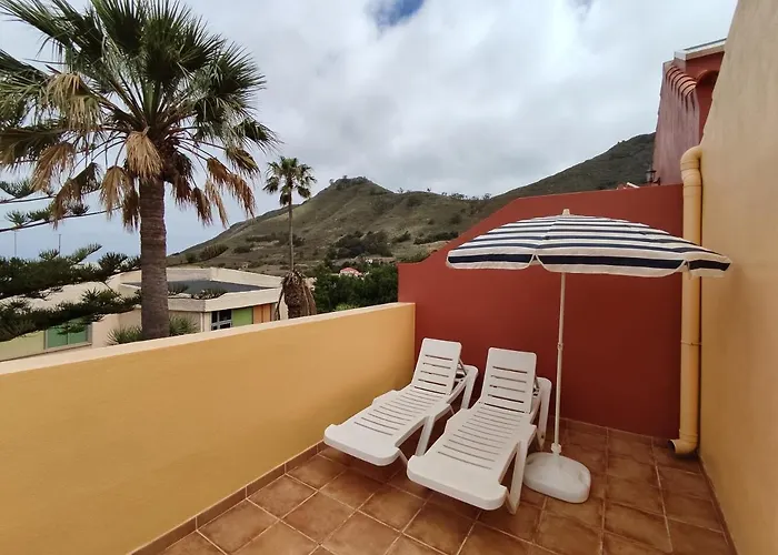 Cheerful 3 Bedroom Town House With Garage