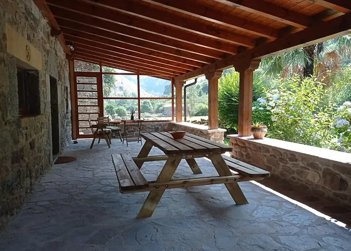 Amplia y cómoda casa de piedra con porche y jardín