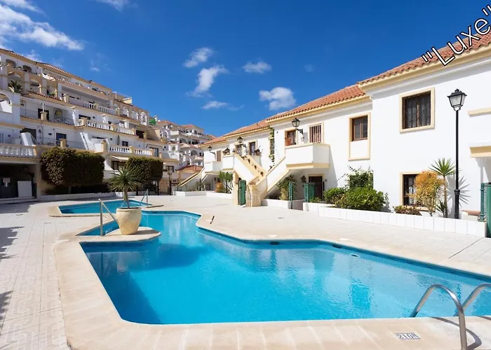 Stylish Design With Ocean, Pool View, King Size Bed, Wifi, Smart Tv, Free Parking 2 Pools Access