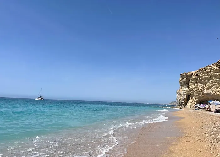 Seaside 2 Bedroom Home With Pool