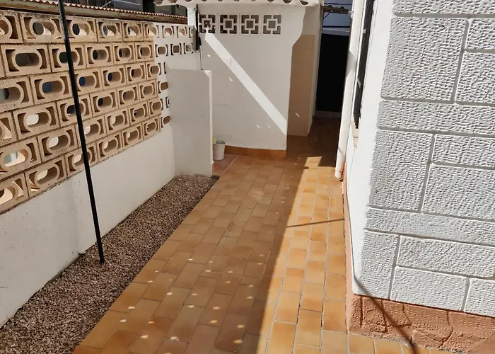 Casa Chalet Independiente En Calle Privada