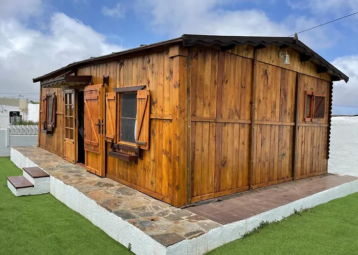Agradable Mini Casa de madera con jardín amplio