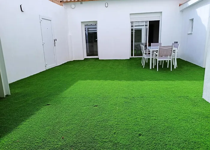Casa Cerca De La Playa Con Patio Y Garaje Privado