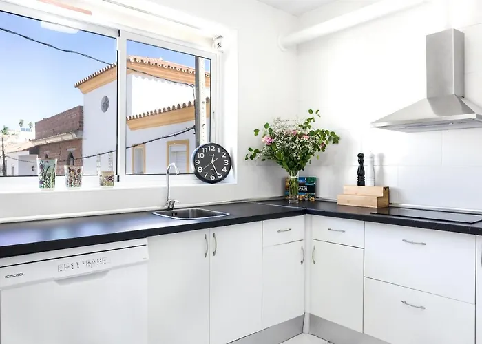 Lovely 2-Bedroom Home In Pueblo Nuevo De Guadiaro