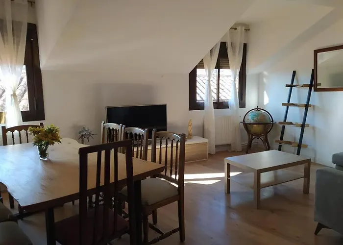 Piso Amplio De 4 Habitaciones En El Centro De Toledo