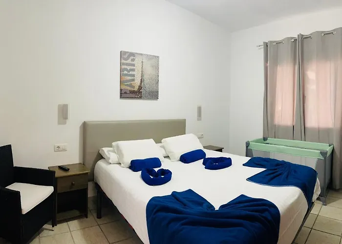 Baroli Villa Nepal. Jardín y piscina privada.