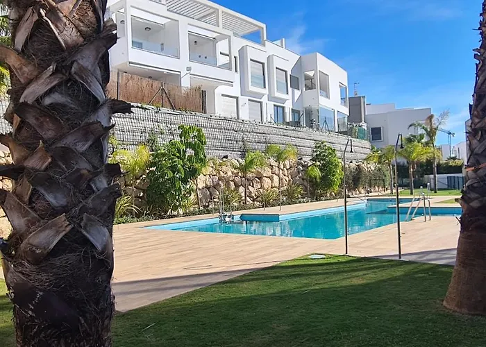 Piso de lujo nuevo con jardin privado y aire acondicionada