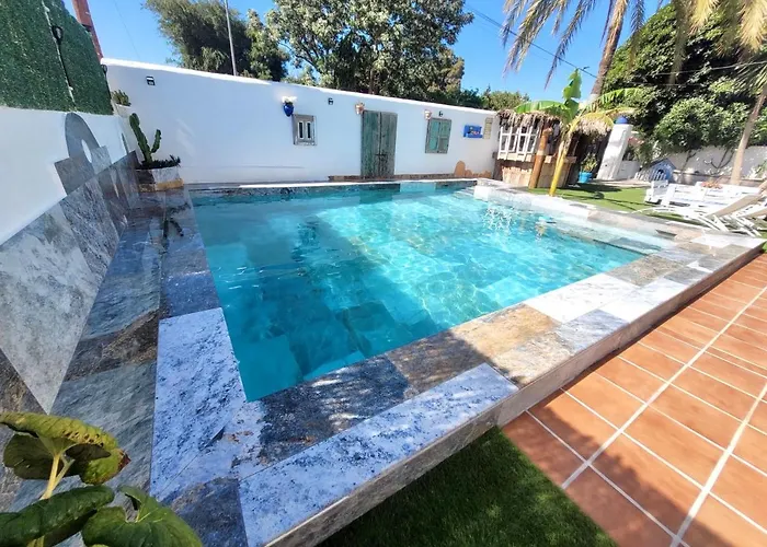 GATU Villa LURBERRI piscina privada, 4 dormitorios, 2 baños, parking , jardín y barbacoa