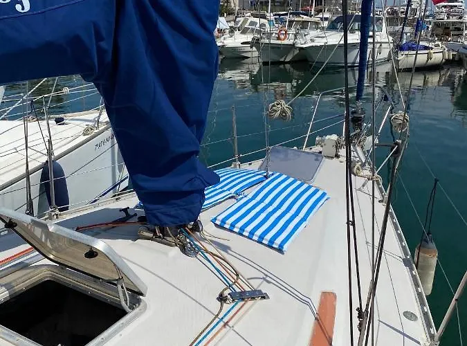 Acogedor Velero En El Forum