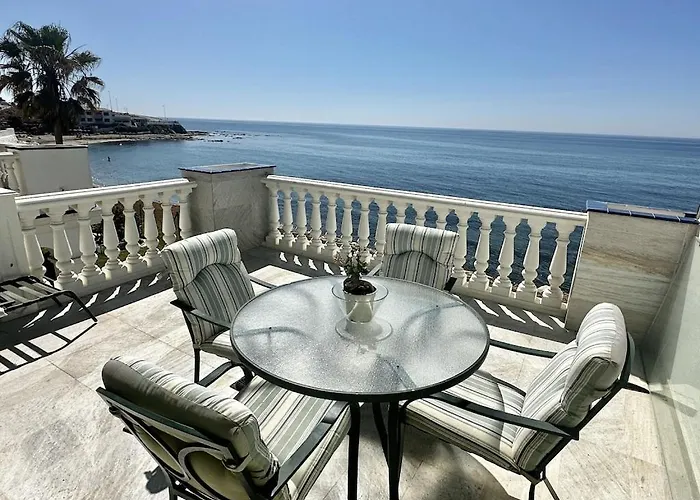 Beachfront Apartment With Pleasant Views Of The Sea And The Historic Lighthouse.