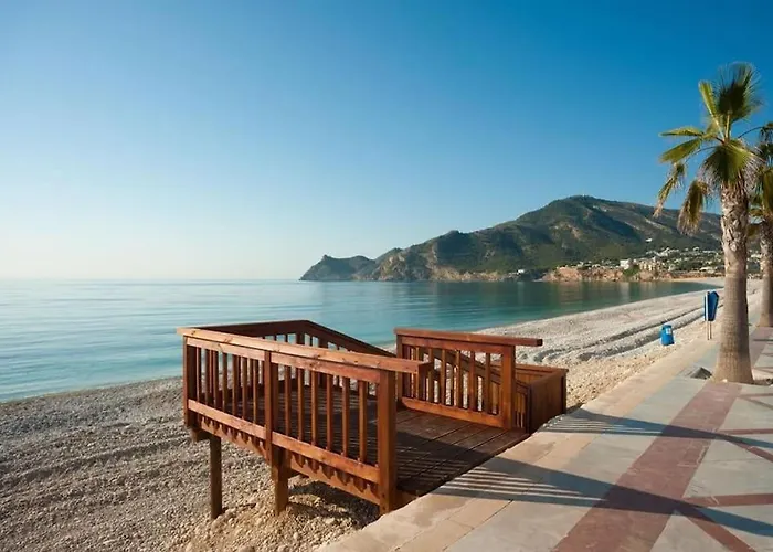 Soleado Apartamento Con Piscina Y Terraza Privada.