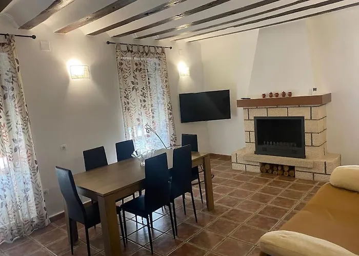Agradable Casa Con Chimenea Interior Y Barbacoa.