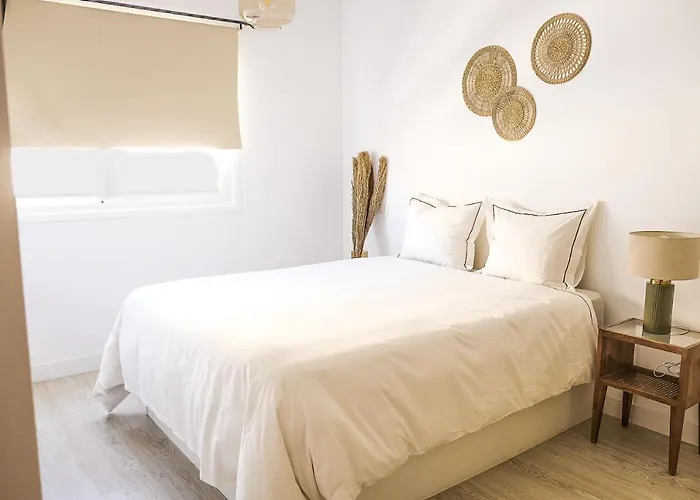 La Petite-Home Near Airport-Wifi-Garage-Elevator-Homely