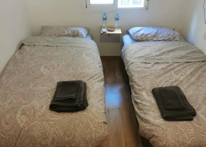 Comodo Piso Con Cocina, Salon Y Balcon