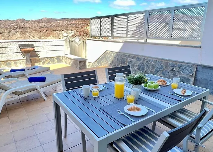 Spacious House With Pool Views And Bbq, Eternal Summer Serenity