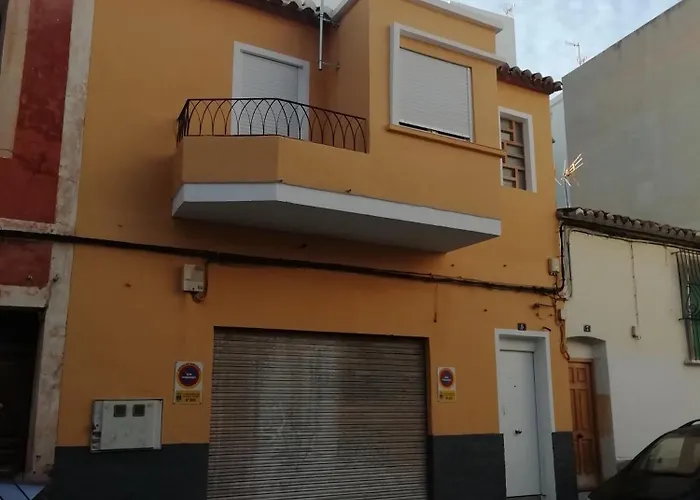 Casa De Tres Habitaciones Con Parking Bajo La Casa