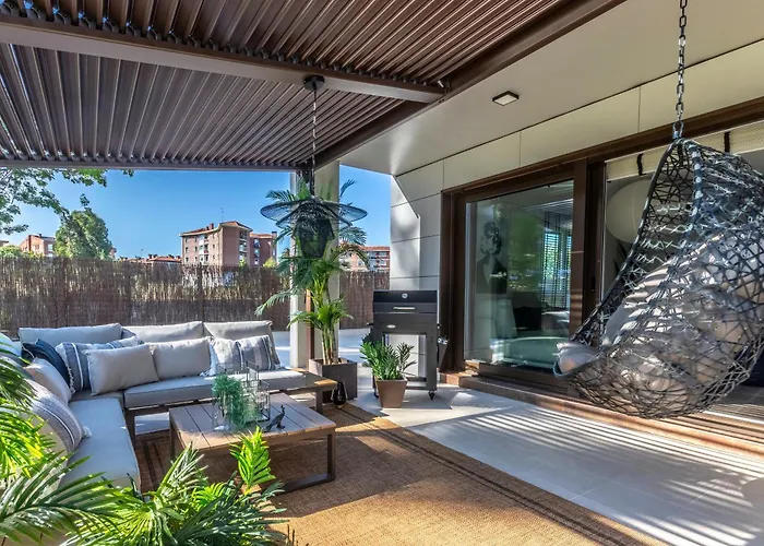 Akomodat En Precioso Y Moderno Con Jardin Y Parking