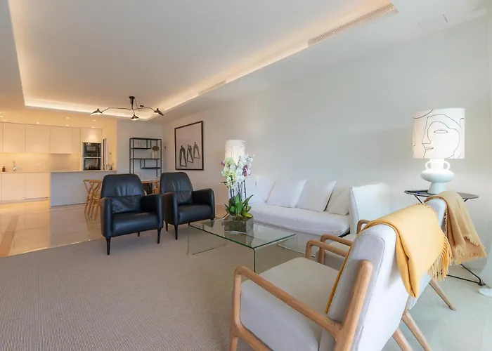 Lujoso Apartamento Con Piscina En Paseo Maritimo Marbella