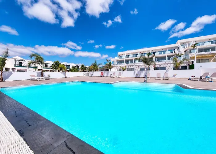 Luminosa vivienda vacacional con vista a la piscina