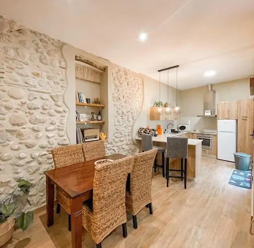 Ca Toni. Agradable Casa Rural Con Chimenea .