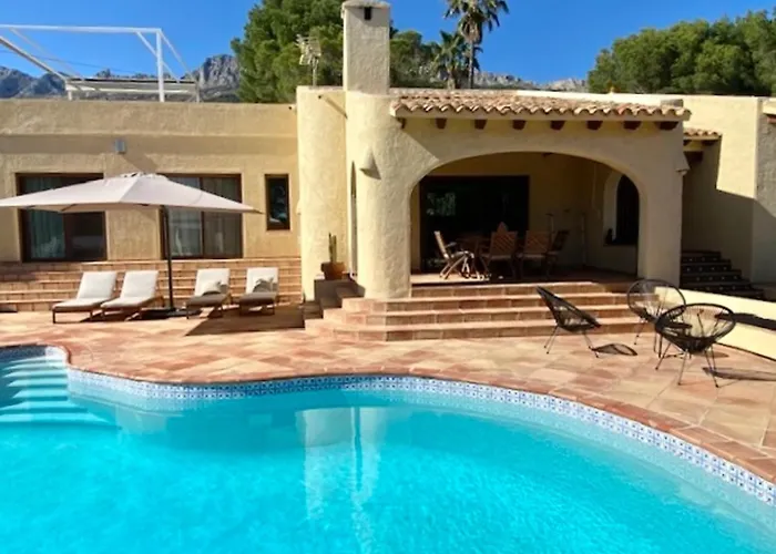Villa de estilo español con jardín y piscina