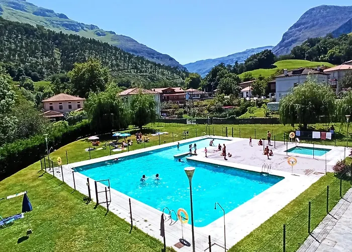 Casa Rugama Chalet Con Piscina De Temporada En El Corazon De Cantabria