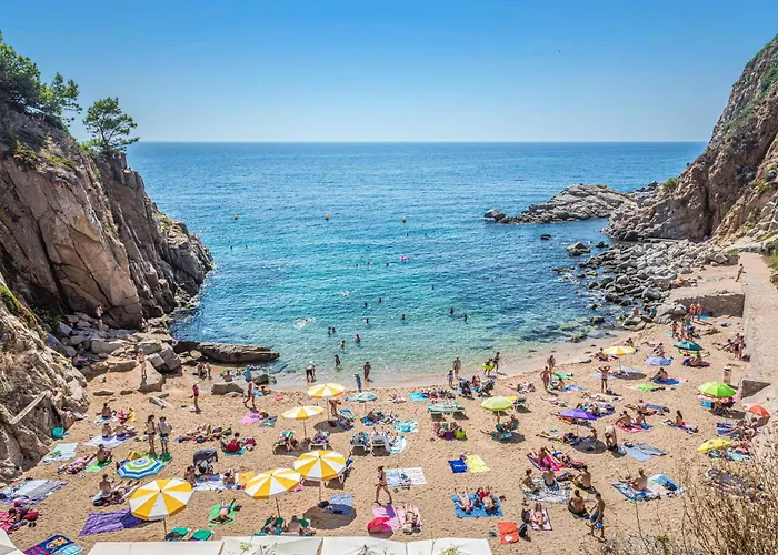4 Bedroom Stunning Apartment In Tossa De Mar