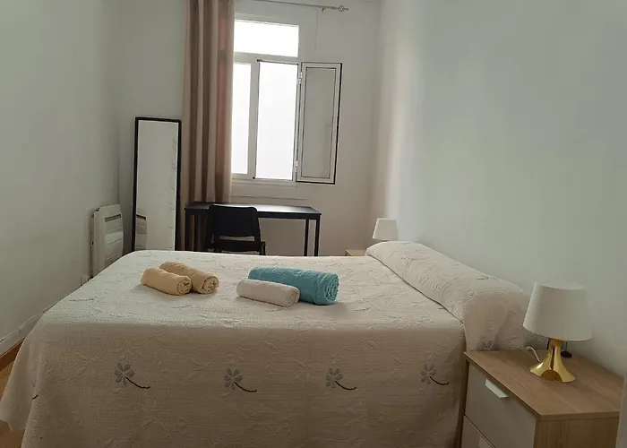 Piso antiguo, muebles viejos, muy sencillo, alquilado en invierno a estudiantes, sin ascensor, cocina antigua a gas, edificio muy antiguo