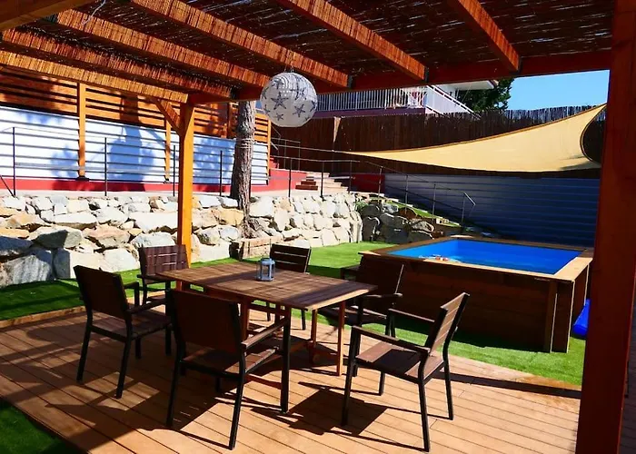 Chalet De Madera Entre Arboles