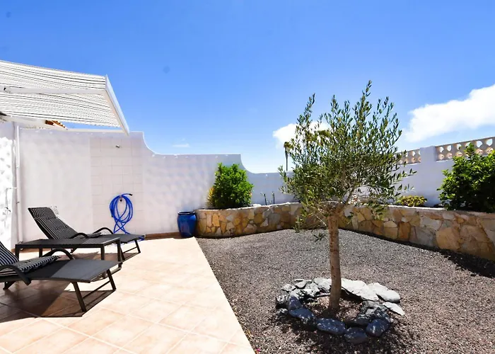 Book Jet - Sunny Holiday Home With Garden And Strong Wifi
