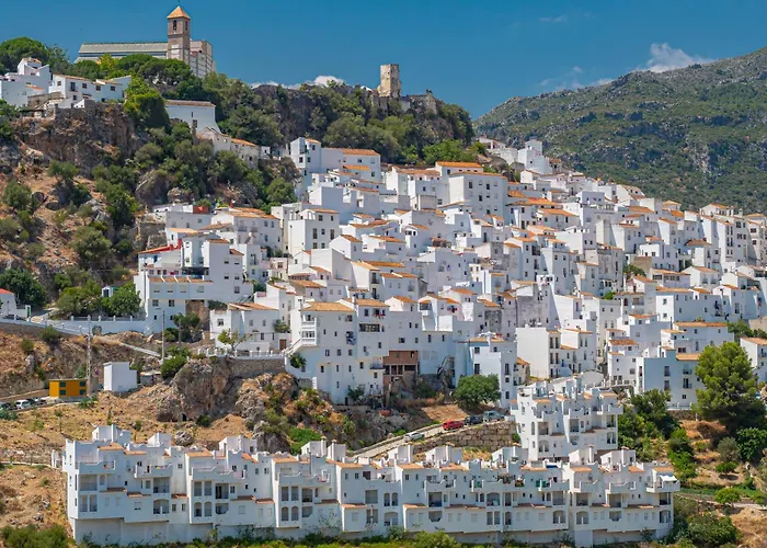 Stylish 3 Bed House 2 Bathrooms, With Patio, Roof Terrace And Communal Pool 5 Minutes Away From The Beautiful Spanish White Village Of Casares Pueblo And Only 20 Mins From The Sea