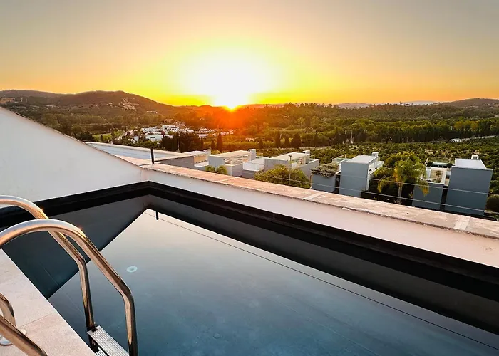 Casasotopolo, Sotogrande, Sleeps 8, Private Rooftop Pool, Easy Free Parking