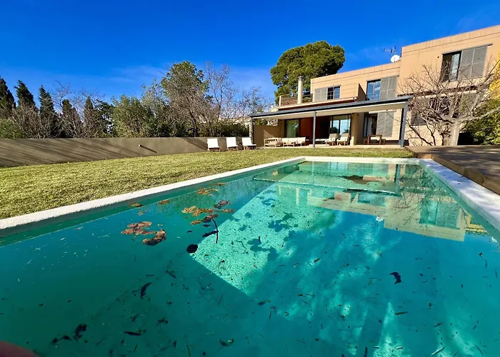 Casa De Estilo Moderno Con Gran Jardin Y Piscina