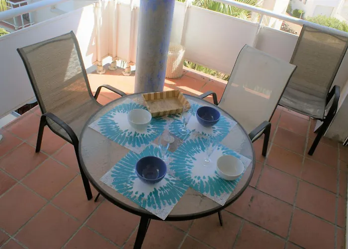 Apartamento con vistas al canal en residencia con piscina