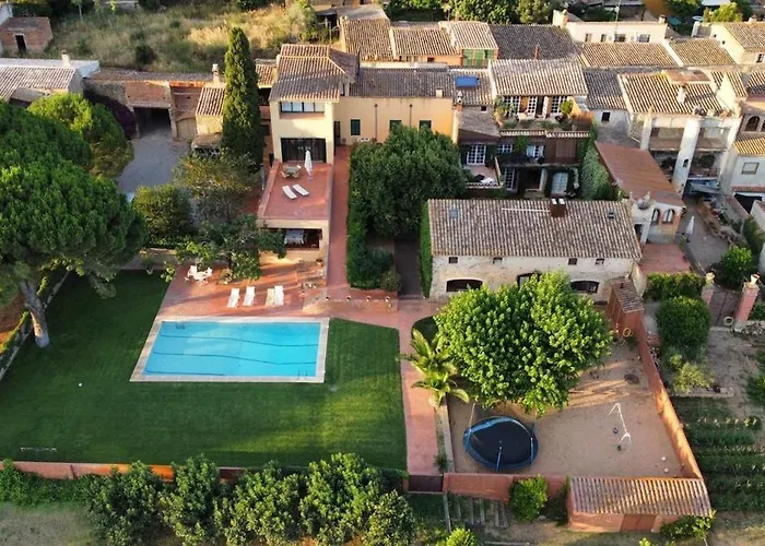 Renovated Barn With Garden And Pool - For 8