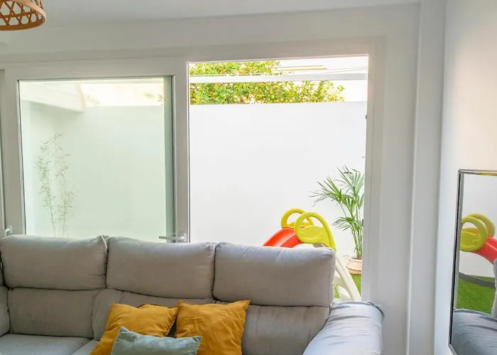 Casa con jardín privado a 300 metros de la playa, piscina
