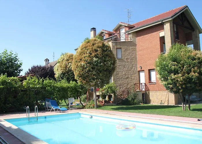 Preciosa Casa Independiente Con Piscina Cubierta Y Gran Jardin Privados