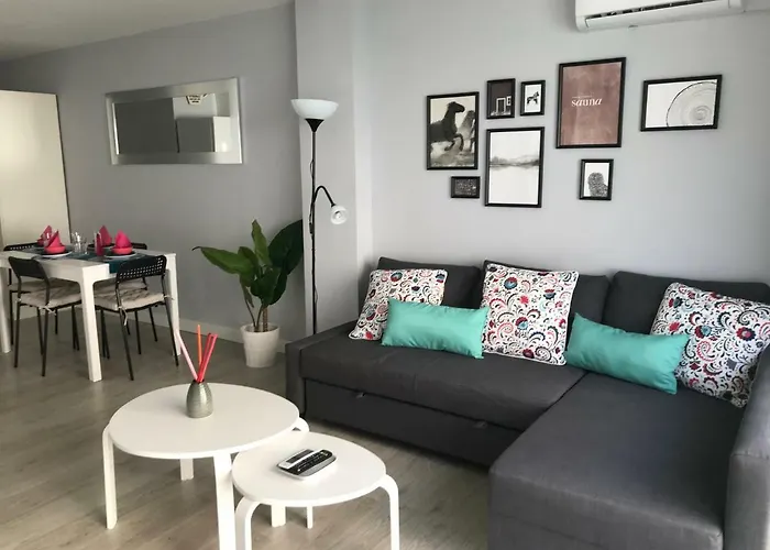 Estudio moderno con jardín privado y piscina