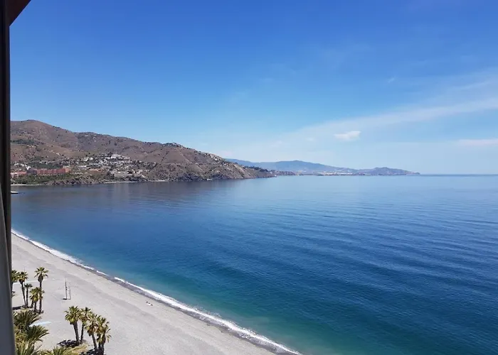 Ático en Almuñecar. Primera línea de playa con vistas espectaculares
