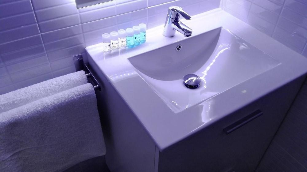 Ciempozuelos, Cerca Del Parque Warner Y Madrid Hostal