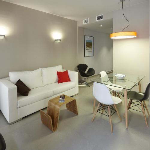 Apartamentos Caballerizas Granada Con Parking Gratuito En Pleno Centro