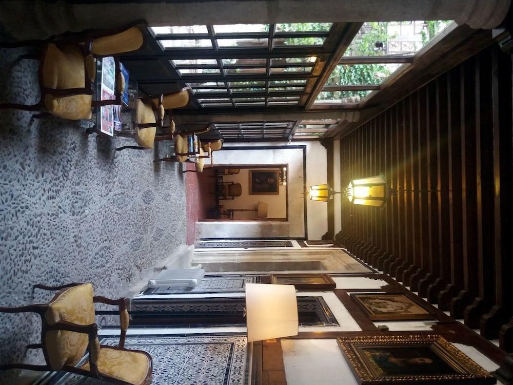Real De Hotel 2*