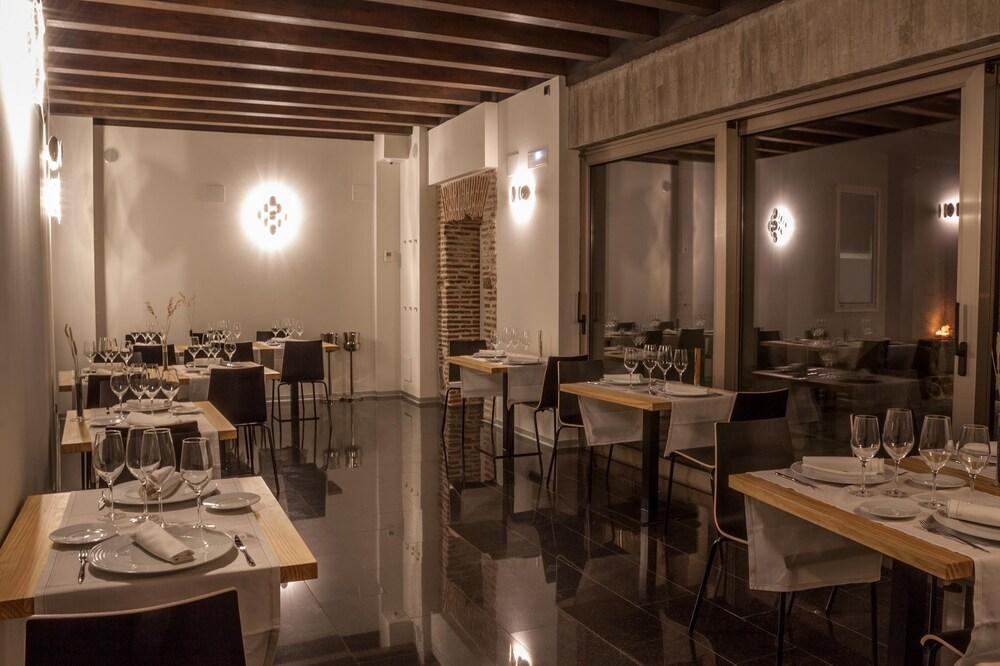 El Encanto & Cafeteria Hotel