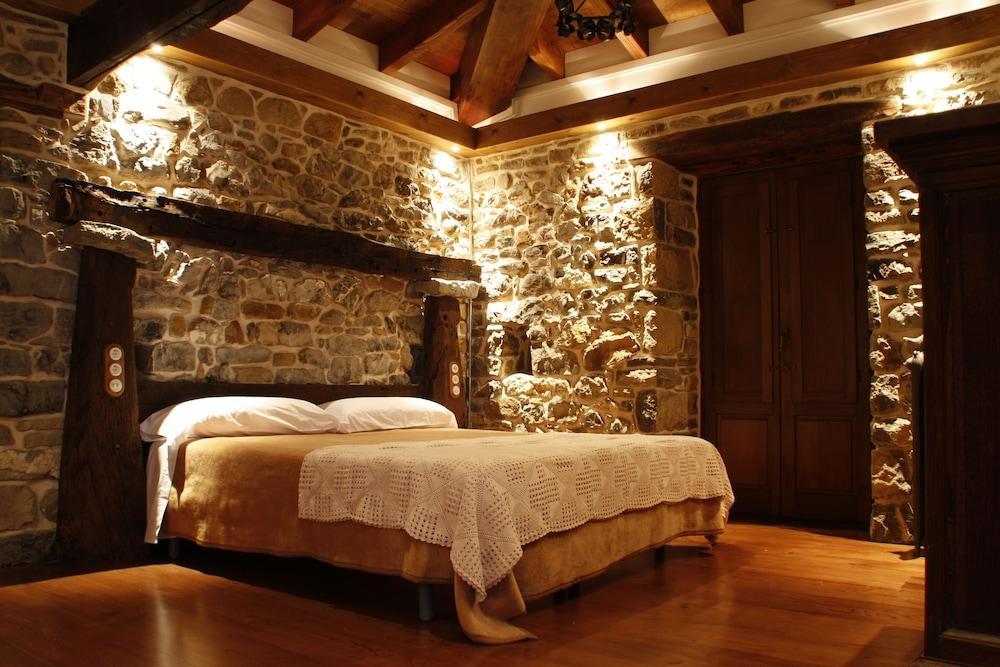Casona De El Castañíu Hotel Serrapio