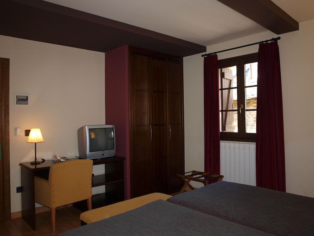 Valle De Izas Hotel