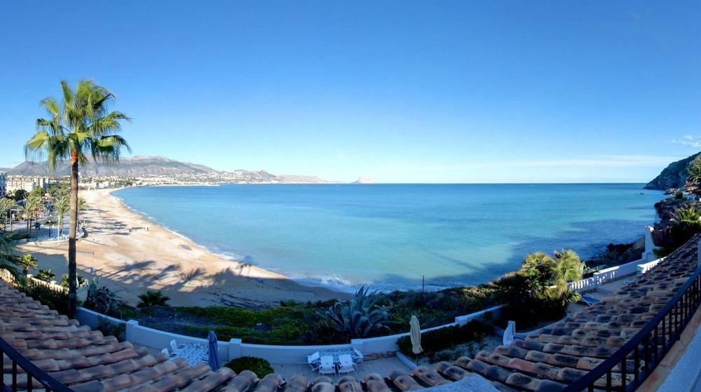 La Riviera Hotel *