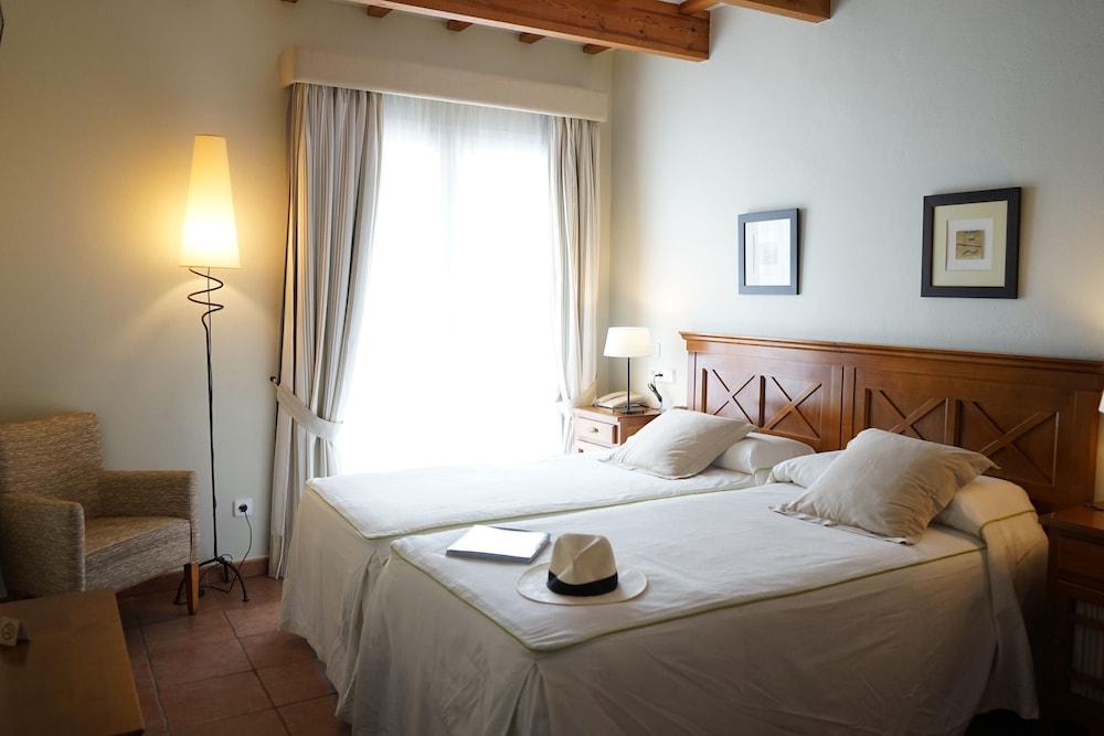 Hotel Hotel Es Mercadal 4*