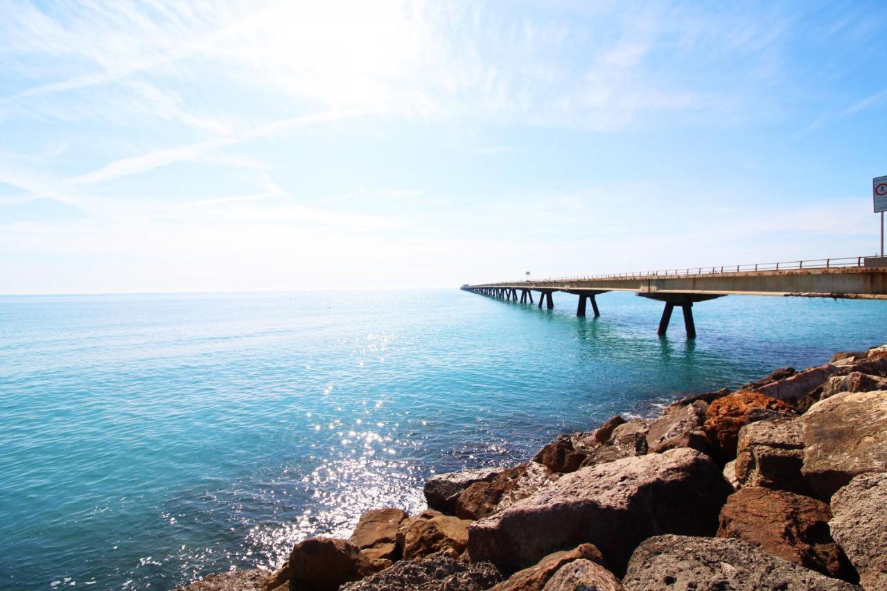 Global Properties, Estudio Parejas En La Playa Del Sagunto
