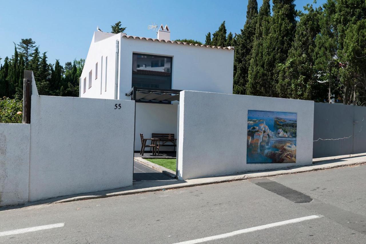 Con Jardincito En El Centro De Cadaqués